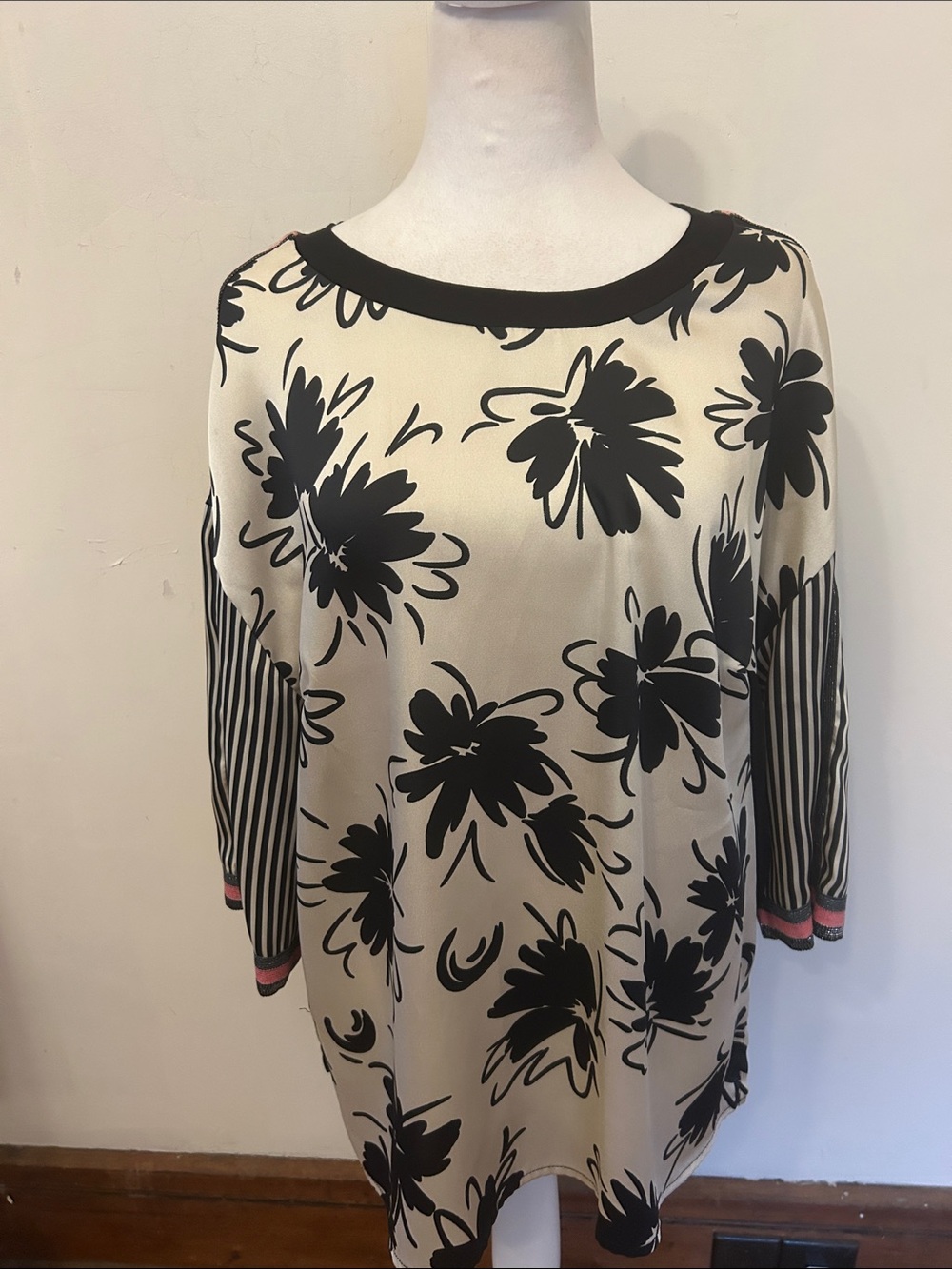 Carla Ferris Cream and Black Floral blouse Size M EUC